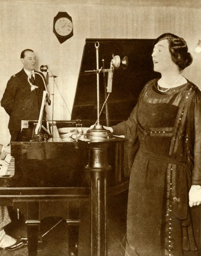 Skådespelare som sjunger en duett i en av studiorna på 2LO, Savoy Hill, London, 1923, 1935. av Unbekannt