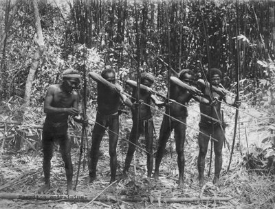 Filippinerna: ca 1890 Manliga medlemmar av Negrito-stammen visar sina jaktkunskaper (s/v foto) av Unbekannt