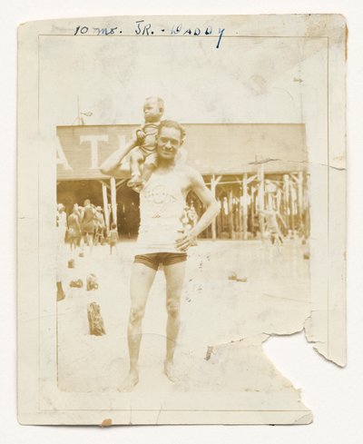 Fotografi av Cpl. Lawrence Leslie McVey med sin son, Lawrence McVey Jr., 1925. av Unbekannt