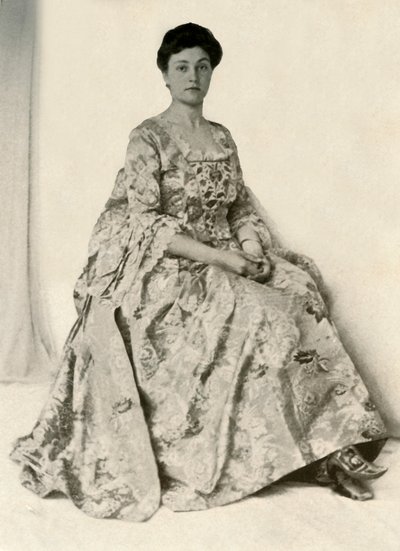 Fotografi av en kincob-brokad, med sidenbroderad stomacher, c1750, 1937. av Unbekannt