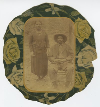 Fotografiskt porträtt av en man och kvinna på blommig pappersbaksida, tidigt 1900-tal. av Unbekannt