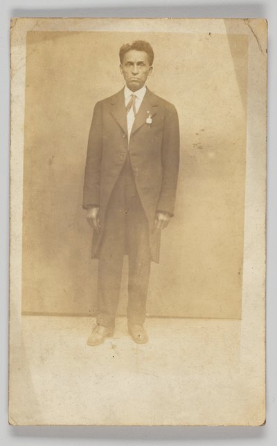 Fotografiskt vykort av en man i kostym, 1904-1918. av Unbekannt