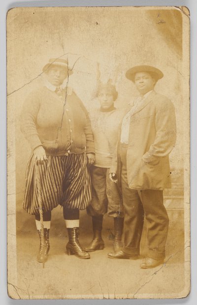 Fotografiskt vykort av tre oidentifierade kvinnor, 1904-1918. av Unbekannt