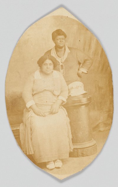 Fotografiskt vykort av två oidentifierade kvinnor, 1918-1930. av Unbekannt