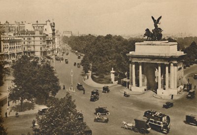 Piccadilly and the Quadriga of Constitution Hill, c1935. av Unbekannt
