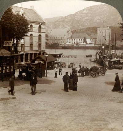 Pittoreska gamla fästningen Bergenhus, från ett torg i modern stad, Bergen, Norge, 1905. av Unbekannt