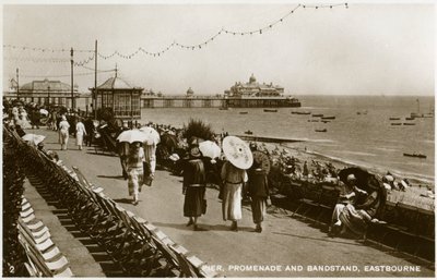 Pir, strandpromenad och läktare, Eastbourne, Sussex, c1920-talet av Unbekannt