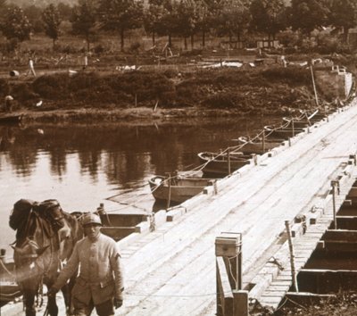 Pontonbro över floden Aisne vid Venizel, Aisne, Frankrike, c1914-c1918 av Unbekannt