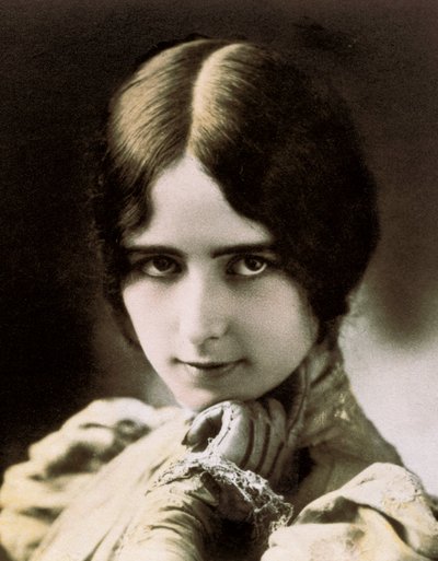 Porträtt av Cleo de Merode. Fotografi, ca 1900. av Unbekannt