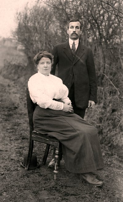 Porträtt av ett par utomhus, tidigt 1900-tal av Unbekannt