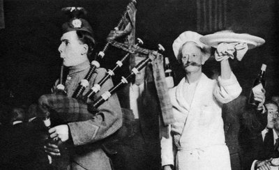 Presentation av haggis vid en kaledonisk bankett, London, 1926-1927 av Unbekannt