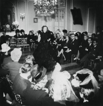 Presentation av den franske modedesignern Jacques Faths vårkollektion, Paris, mars 1944 av Unbekannt