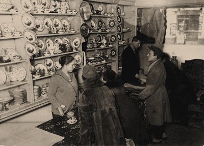 Förhandsvisning före auktionen av Romanov-tsarfamiljens fastigheter, Moskva, 1927, 1927. av Unbekannt