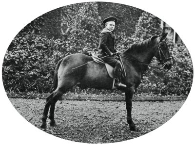 Prins Albert Windsor vid sex års ålder, sittande på en häst, 1902 av Unbekannt