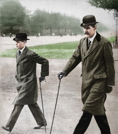 Prins Edward går med Mr HP Hansell, hans lärare, i Auteuil, Frankrike, 1912 1936. av Unbekannt
