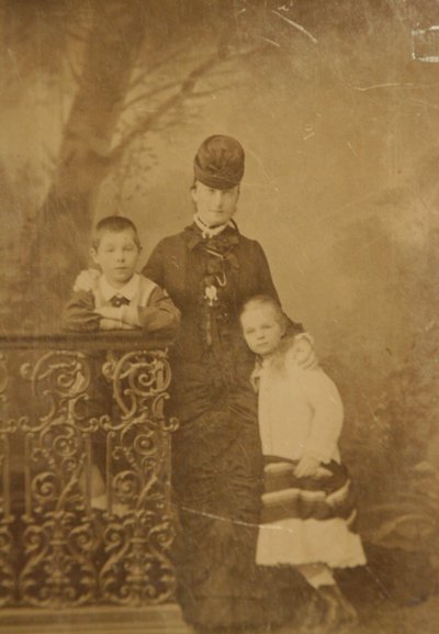 Prinsessan Ekaterina Mikhailovna Yurievskaya med barnen Georgy och Olga, slutet av 1870-talet-början av 1880-talet. av Unbekannt