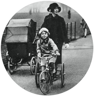 Prinsessan Elizabeth åker trehjuling, mars 1932, 1937 av Unbekannt
