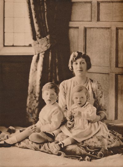 Prinsessan Mary, Viscountess Lascelles, med sina två söner, Gerald och George, 1926 1935 av Unbekannt