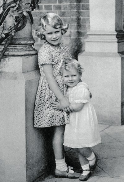 Prinsessorna Elizabeth och Margaret Rose, 1932, 1937 av Unbekannt