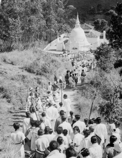 Procession till ett buddhistiskt tempel, Diyatalawa, Ceylon, c1945 av Unbekannt
