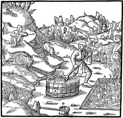Att producera salt genom att indunsta naturlig saltlake genom att hälla den i en grop med brinnande kol, 1556 av Unbekannt