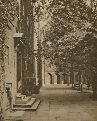 Pump Court i dess sommarplagg av löv och solljus, c1935. av Unbekannt