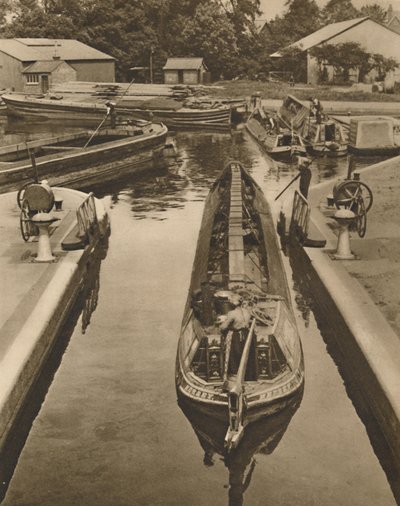 Knuffar en apabåt genom slussen i Brentford, c1935. av Unbekannt