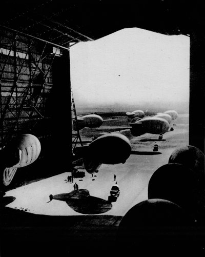 Att sätta spärrballonger i en hangar, 1943 av Unbekannt