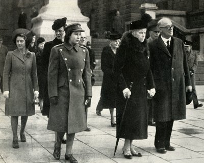 Drottning Mary, prinsessan Elizabeth, prinsessan Margaret..., vapenstilleståndsdag, 1945, 1951. av Unbekannt