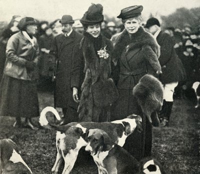 Drottning Mary och drottning Alexandra vid ett möte i West Norfolk Hunt 1920, 1951. av Unbekannt