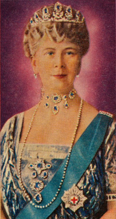 Drottning Mary, gemål till kung George V, i hovklänning, 1935 av Unbekannt