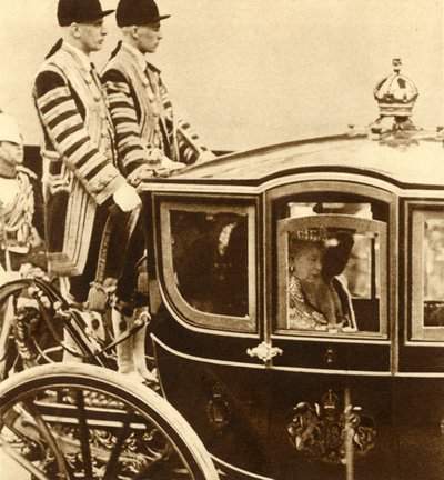 Drottning Mary, i sin vagn av glas, ackompanjerad av drottning Maud av Norge, 1937 av Unbekannt