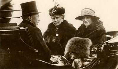 Drottning Mary med Princess Royal och Viscount Lascelles, 1923. av Unbekannt