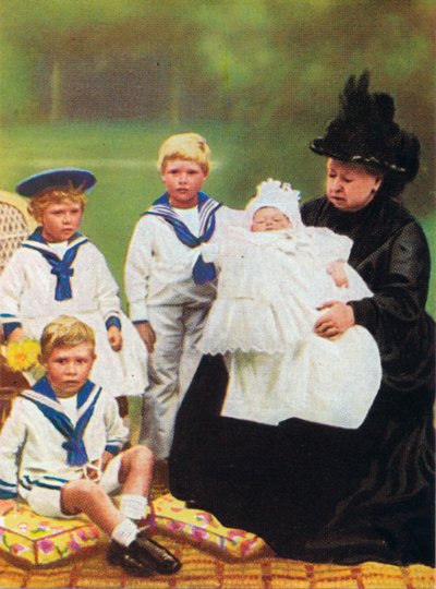 Drottning Victoria 1819-1901 avbildad med några av sina barnbarnsbarn, i Osborne House on the Is av Unbekannt