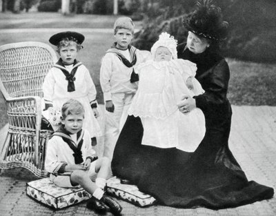 Drottning Victoria med sina barnbarnsbarn i Osborne House, Isle of Wight, 1900 av Unbekannt