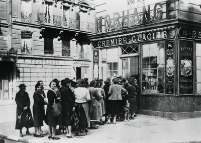Kön av kvinnor utanför en mejeributik, tyskockuperade Paris, 28 juni 1940 av Unbekannt