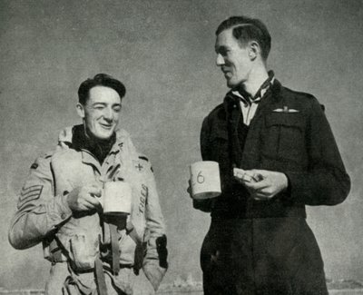 RAF-personal som njuter av en kopp te, Malta, andra världskriget, 1942 1944. av Unbekannt
