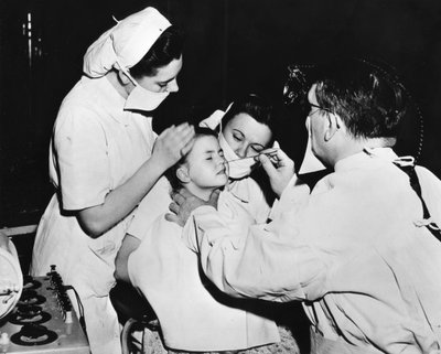 Radiumbehandling för att bota en näsinfektion, Frankrike, c1947-1951 av Unbekannt