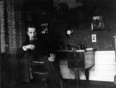 Rainer Maria Rilke i hans arbetsrum, ca. 1905. av Unbekannt