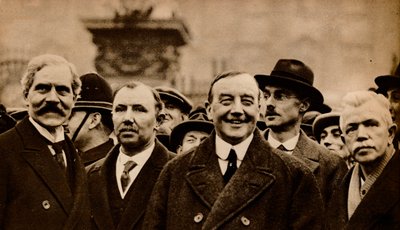 Ramsay Macdonald, förste brittiska Labour-premiärministern, lämnar Buckingham Palace efter att ha blivit tillfrågad av Unbekannt