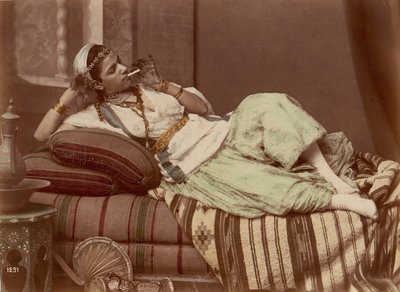 Liggande kvinna röker, 1870-90. av Unbekannt
