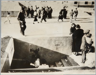 Red air Raid Shelters hjälper till att bekämpa red air Raids, Castellón av Unbekannt