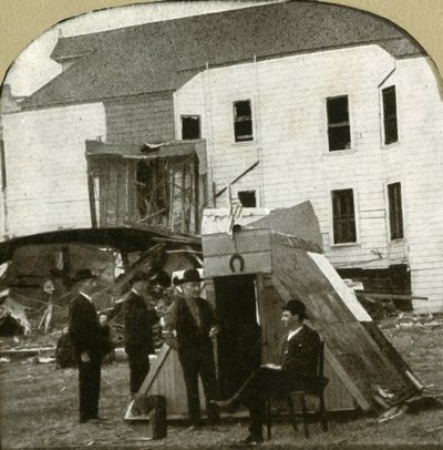 Flyktingläger, tidigare bostad i ruiner i bakgrunden. Detta är jordbävningsarbete, 1906. av Unbekannt