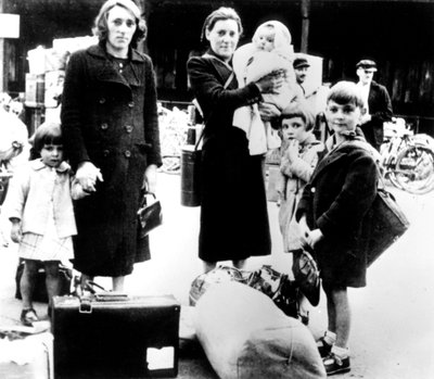 Flyktingar med sina tillhörigheter, tyskockuperade Paris, juli 1940 av Unbekannt