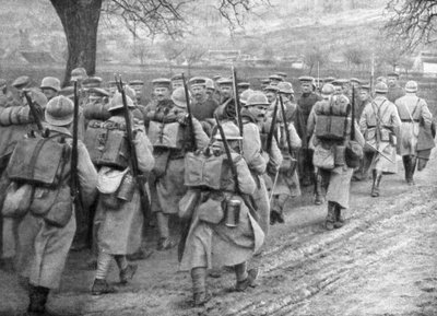 Lättnadsfranskt infanteri passerar en rad fångar, Plessis-de-Roye, Picardie, Frankrike, 30 mars 1918 av Unbekannt