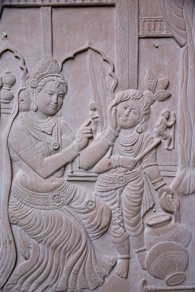 Relief som visar den hinduiska guden Krishna med sin styvmor Yashodha. Indien av Unbekannt