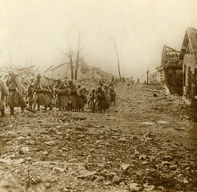 Hjälpinfanteri vid attacken av Douaumont, norra Frankrike, 1916 av Unbekannt
