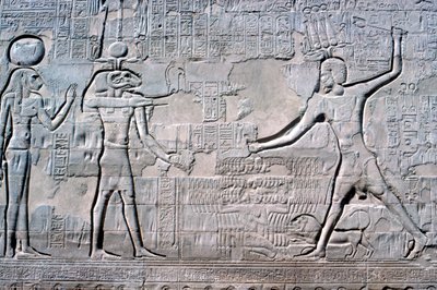 Relief av farao före Kum & Sekhmet, Khnums tempel, ptolemaiska och romerska perioder av Unbekannt