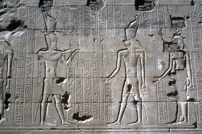 Relief av farao före Horus, Horus tempel, Edfu, Egypten, ptolemaisk period, c251 BC-c246 BC av Unbekannt