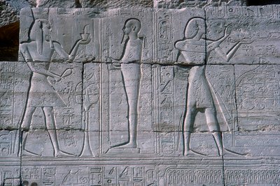 Relief som visar Ramses II före Ptah, Ramesseum, Ramses II-templet, Luxor, Egypten, c1250 f.Kr. av Unbekannt
